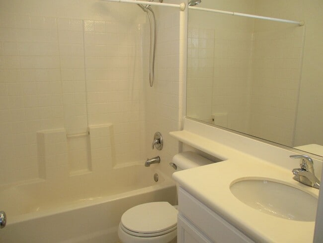 Building Photo - Very nice 2 bedroom 2 bath town home in Chula Vista.