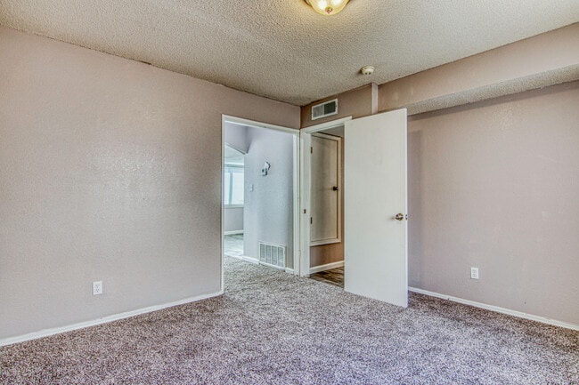 Building Photo - 2405 Tierra Humeda Dr