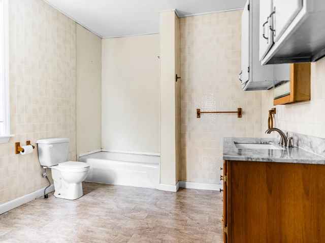 Building Photo - Center St