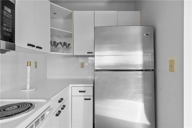 Building Photo - 580 Thames St