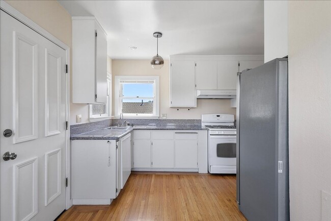 Building Photo - 2111 Buena Vista Ave