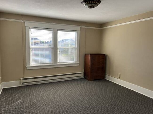 Building Photo - 2-3 Bedroom Apartment in Historic House