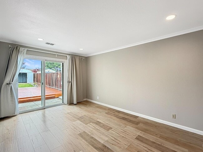 Building Photo - 5935 Woodbine Pl