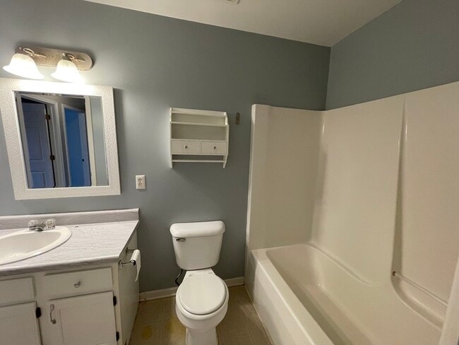 Building Photo - Lake Bella Vista Townhome Rockford