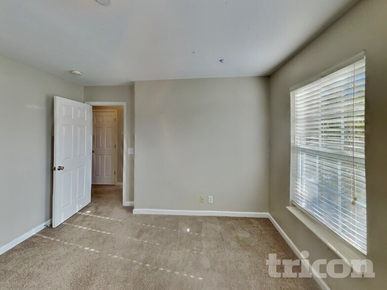 Building Photo - 1307 Creekside Dr