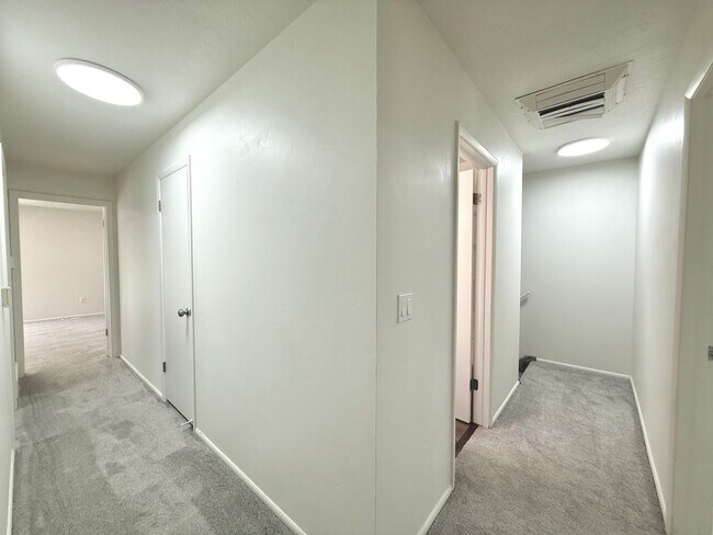 Building Photo - Open House June 20th | 3 Bedroom Townhome in Holladay