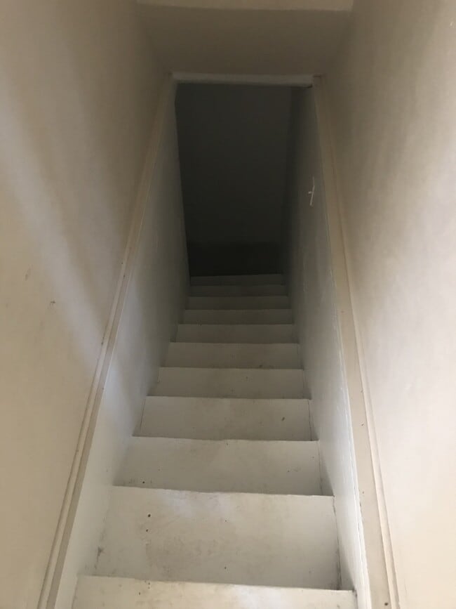 Building Photo - Country home