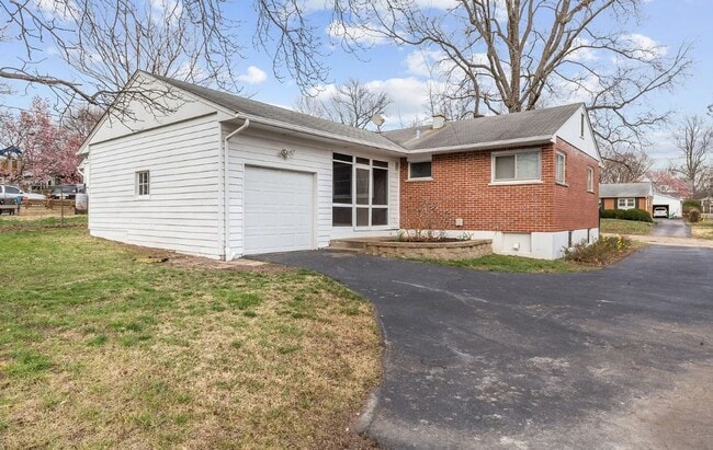 Building Photo - 713 Huntwood Ln