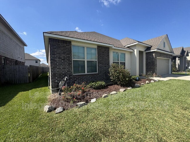 Building Photo - 204 Verger Dr