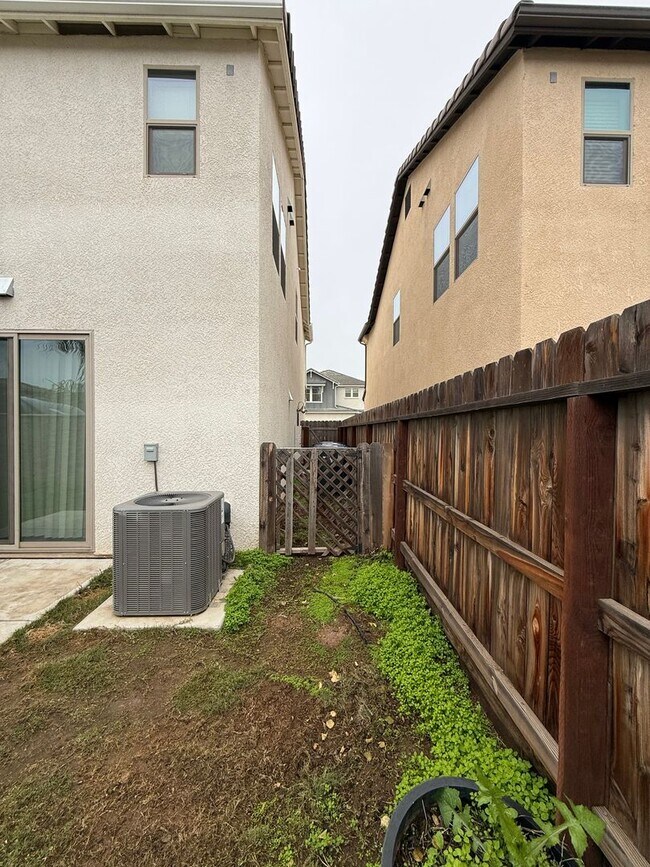 Building Photo - Charming 3-Bedroom Home in Family-Friendly 93727 Neighborhood