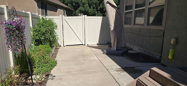 Building Photo - Pet Friendly Beautiful 3 Bed 3.5 Bath in R...