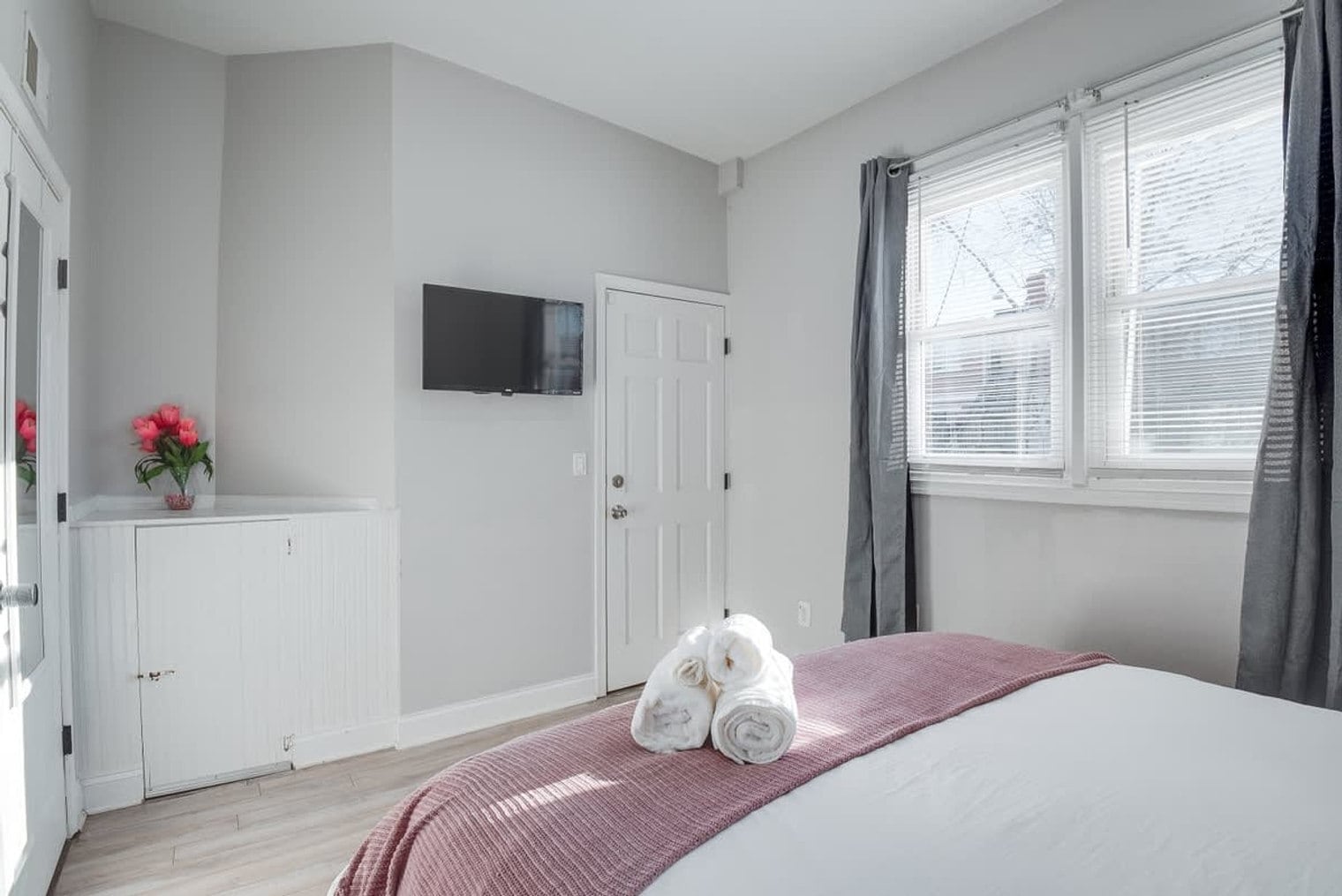 Building Photo - 1255 Raum St NE