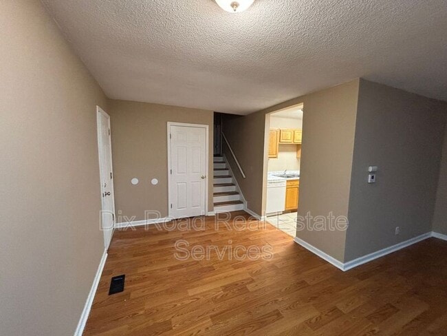 Building Photo - 3701 Greenview Dr