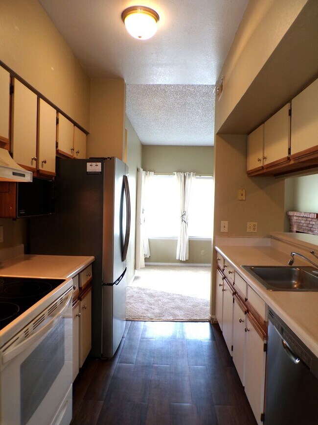 Building Photo - Charming 1 Bed, 1 Bath Main-Floor Condo in...