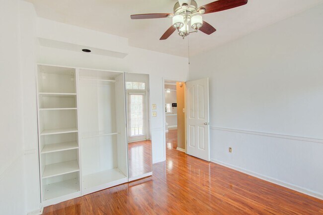 Building Photo - 4 Bedroom, 3 Bath, End Unit Townhome in Ce...