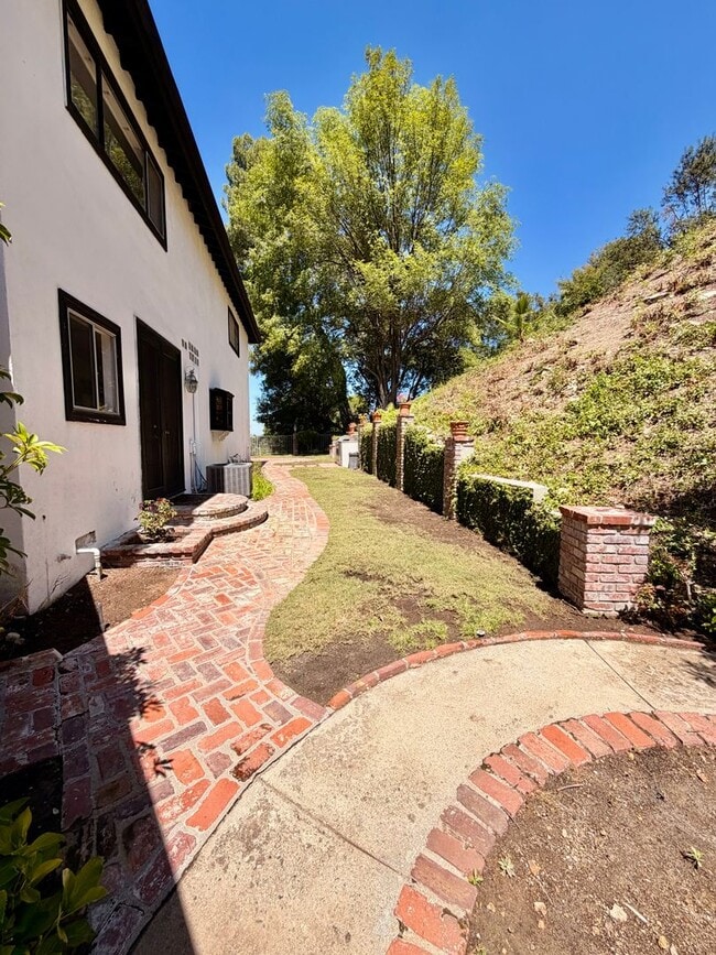 Building Photo - Gorgeous Encino Hills Home
