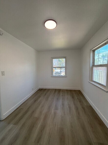 Building Photo - 1512 W 5th St