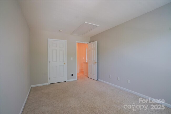Building Photo - 6021 Queens Walk Ct