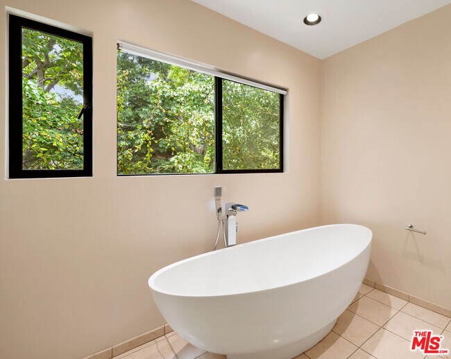 Building Photo - 1121 La Collina Dr