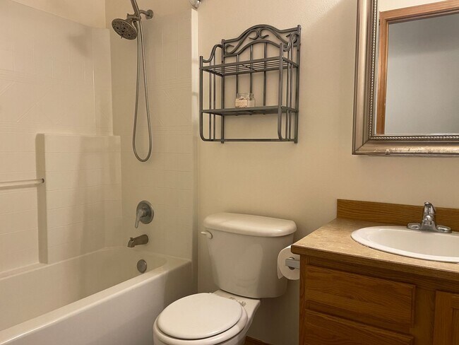 Building Photo - 1703 Fairway Dr NE
