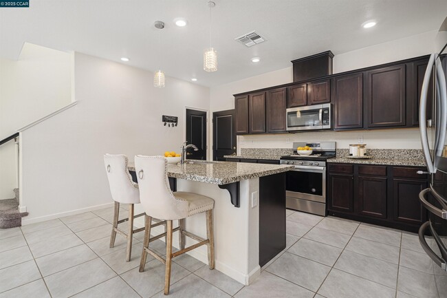 Building Photo - 546 Avanti Way