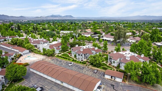 Building Photo - 2 Bedroom Condo for Rent in Redding CA | Pool, Spa, Fireplace, Balcony