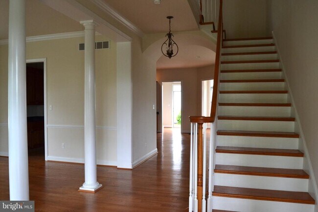 Building Photo - 806 Wren Ln