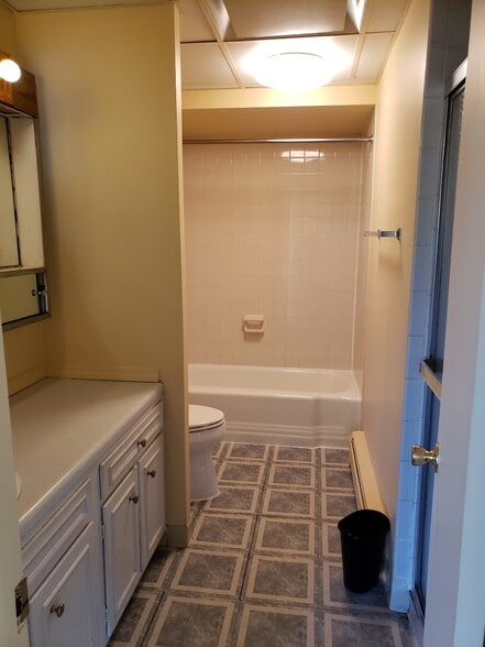 Bathroom - 924 Warren Ave