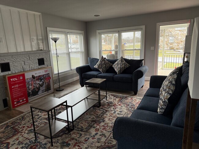 Building Photo - 606 E Main Street Ext