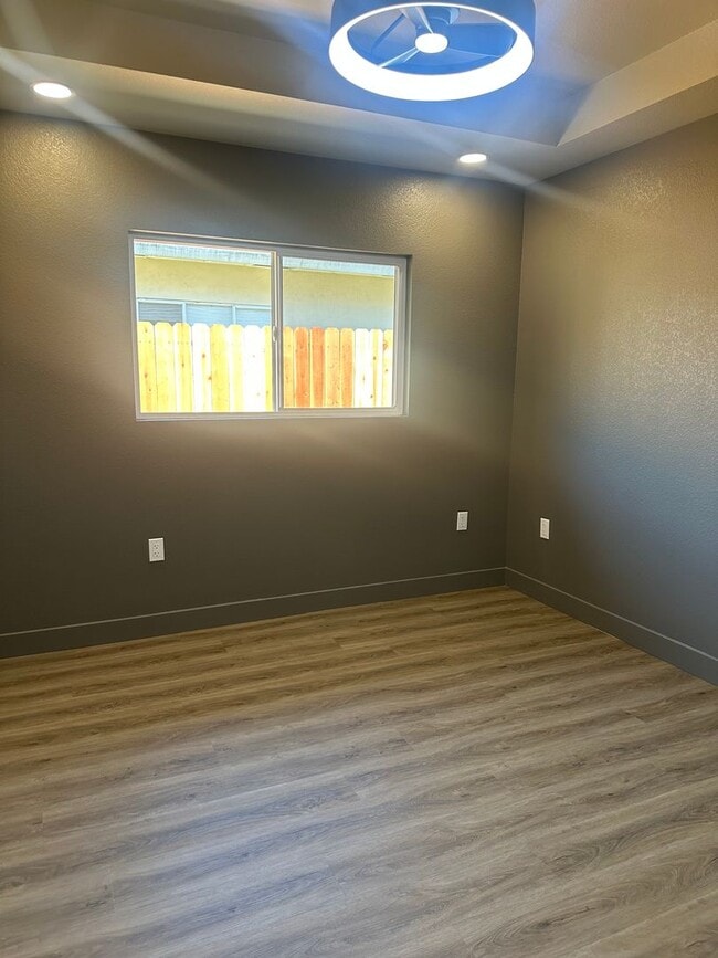 Building Photo - 3 Bedrom 2 Bath Duplex Fully Renovated