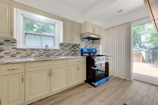 Building Photo - 31 Chestnut St