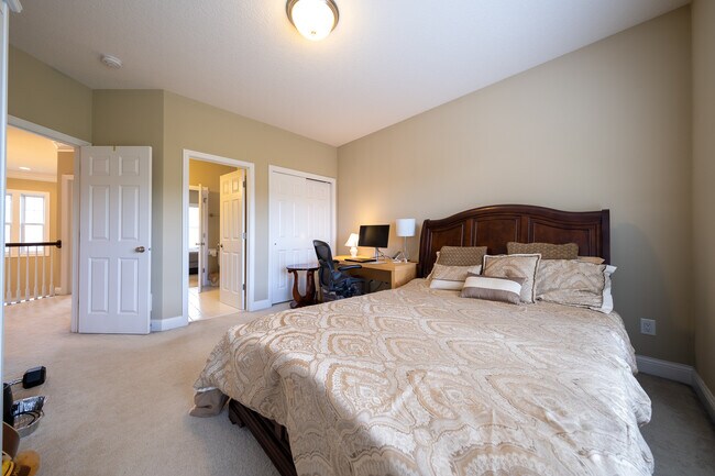 Building Photo - 727 Aster Rd