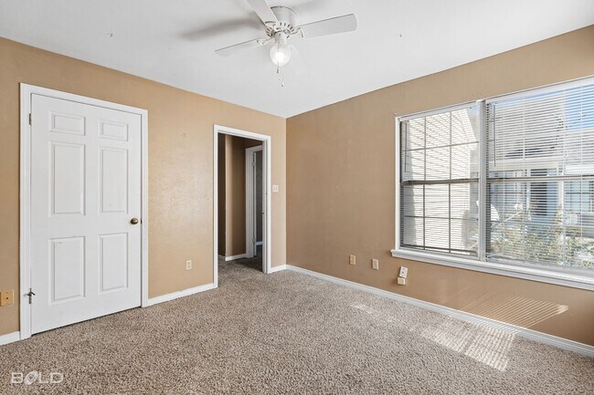 Building Photo - End Unit in Cobblestone