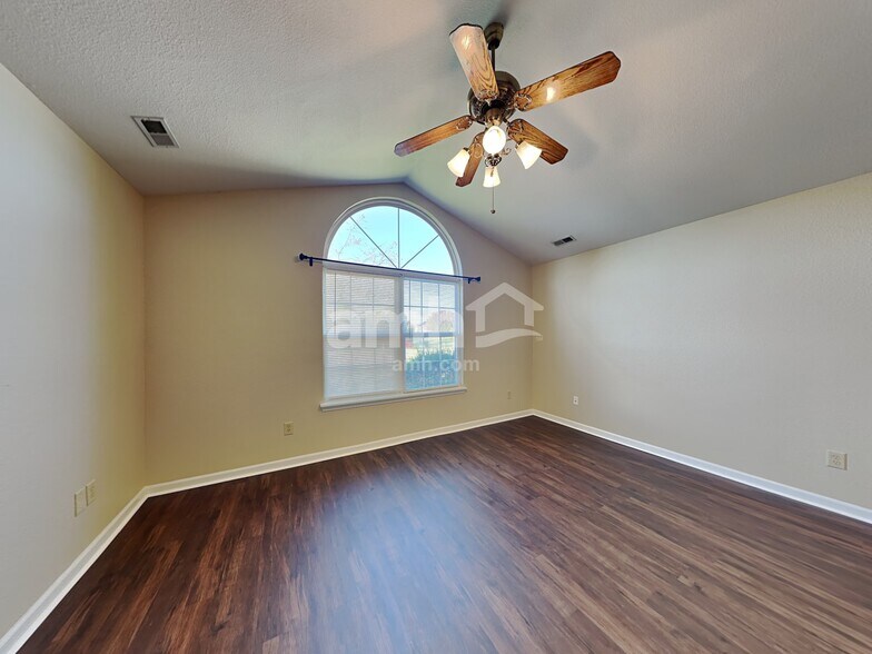 Building Photo - 7457 Kidwell Dr