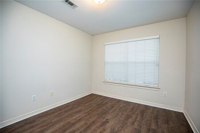 Building Photo - 908 SW Cheyenne Dr