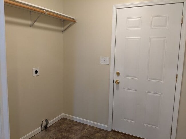 Building Photo - 4 Bedroom Home on East Side-Pets Welcome