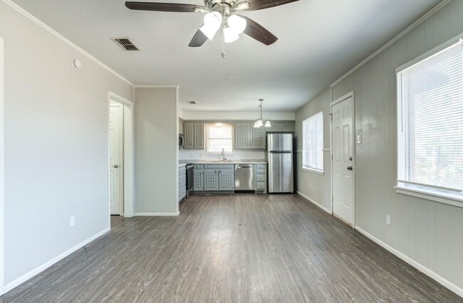 Building Photo - Move in special 2nd months rent $350 off