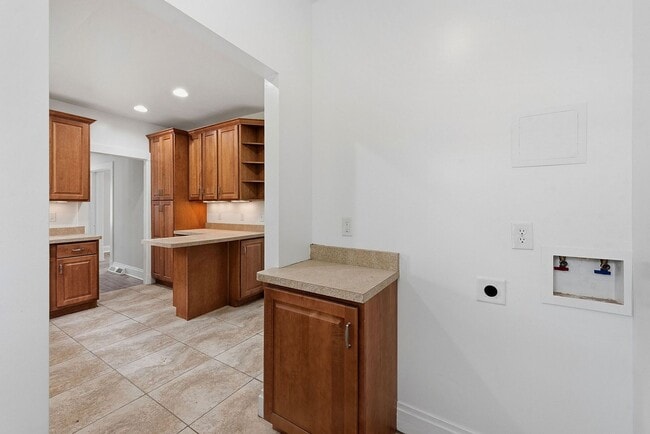 Building Photo - CHEVIOT: Charming 4 bed 2.5 bath 1 car detached garage