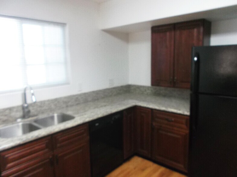 Kitchen - 6225 Cedarwood Ave