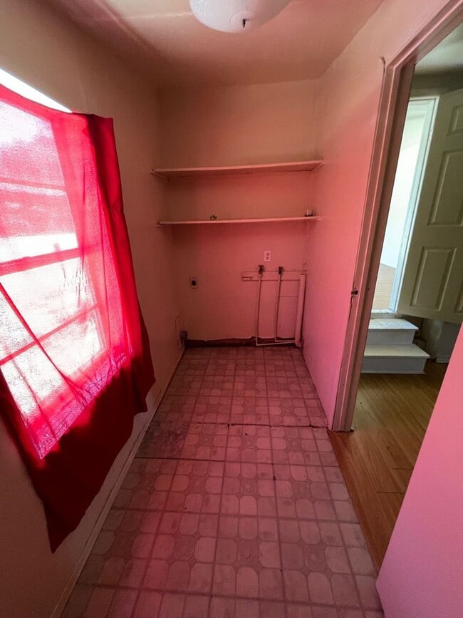 Building Photo - 3 bedroom, 1 bath