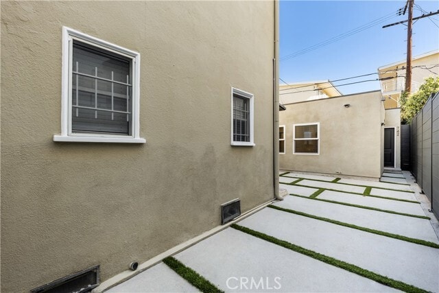 Building Photo - 742 S Stanley Ave