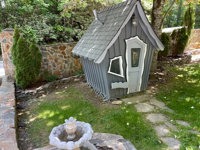 Playhouse - 283 Tanglewood Dr