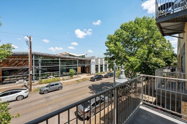 Building Photo - 2401 E 6th St
