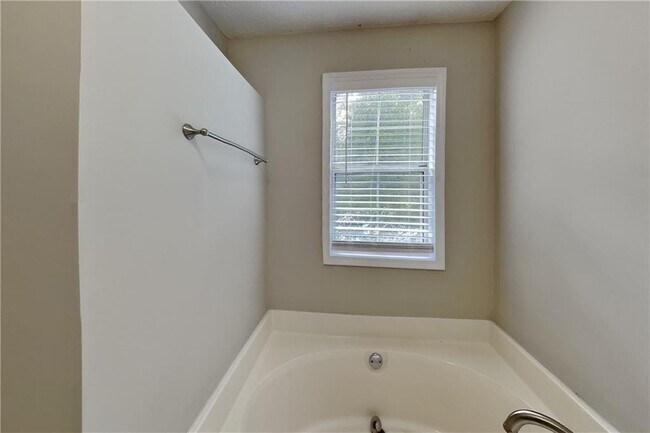Building Photo - 3468 Erin Glen NW