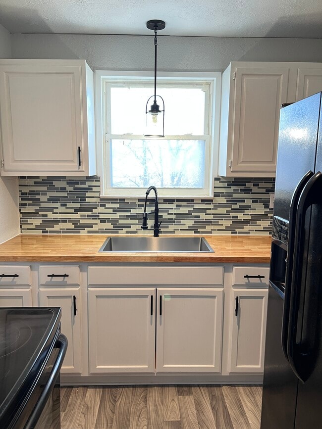 Building Photo - 404 Linden Cir