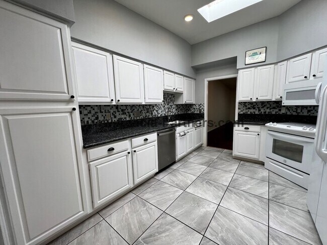 Building Photo - Two Bedroom Townhouse