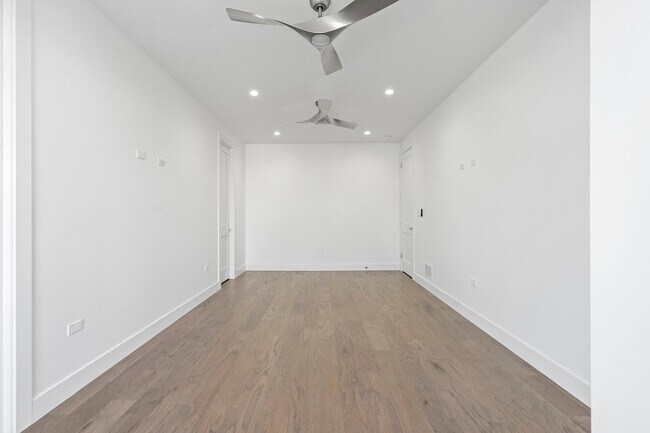 Building Photo - 3008 W Belmont Ave