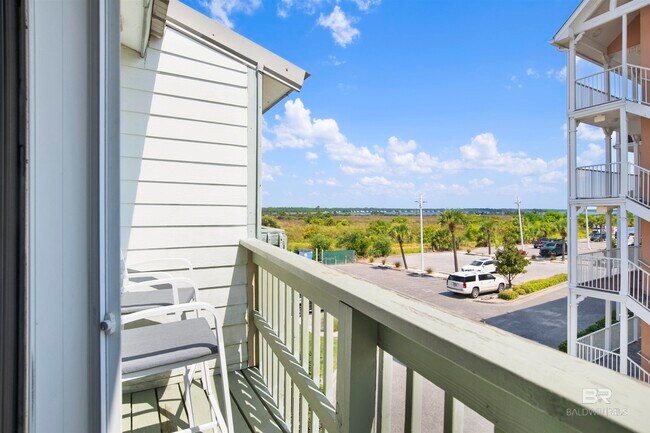 Building Photo - 554 E Beach Blvd