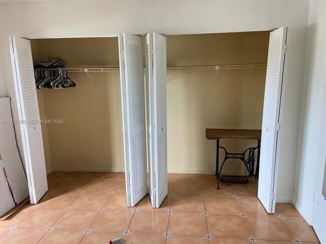 Building Photo - 8 Fanshaw A