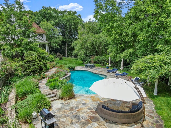 Building Photo - 7 Mayflower Ln